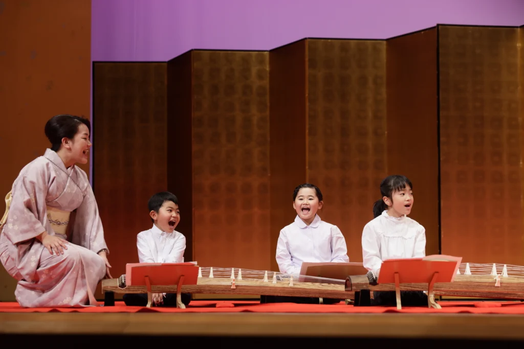 お琴です。箏曲部でのお家練習用に、良い音色です。 お琴です。箏曲部